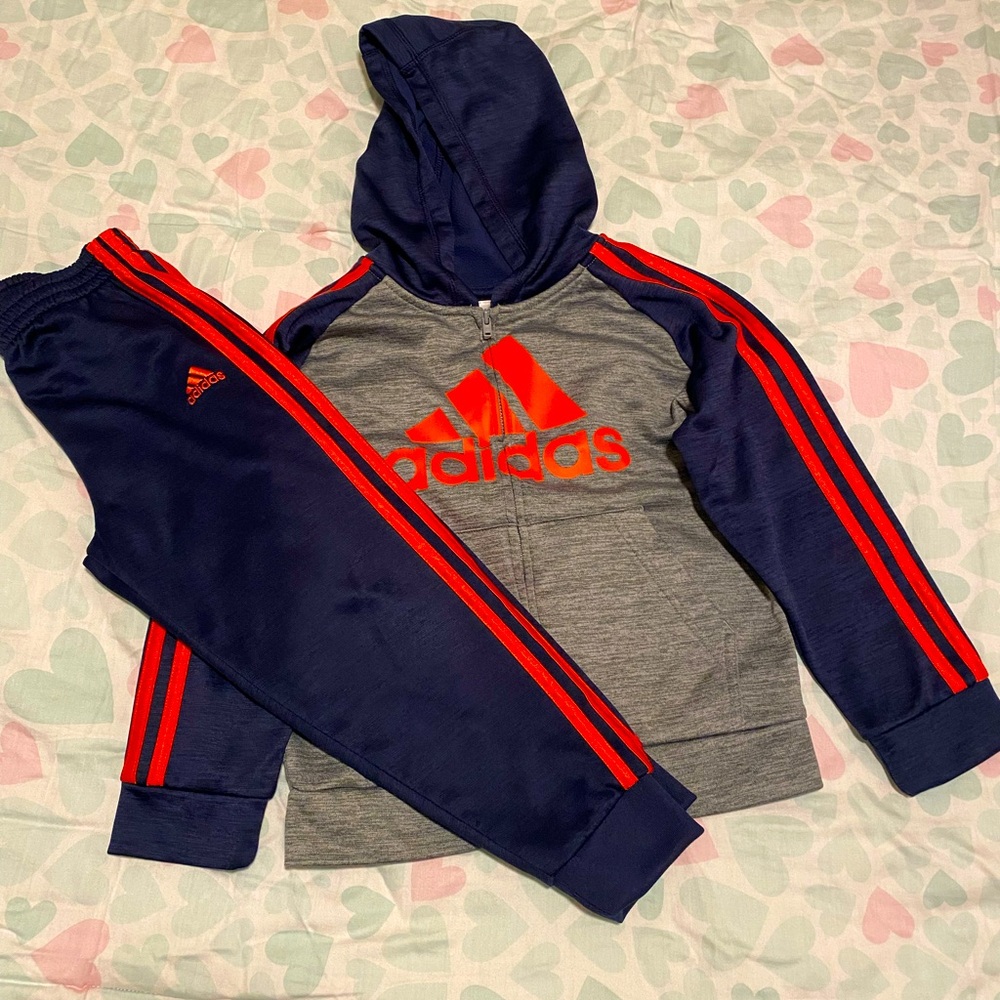 Boys Adidas track suit size 6. Used in good condition